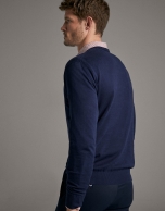 Navy blueturtleneck sweater