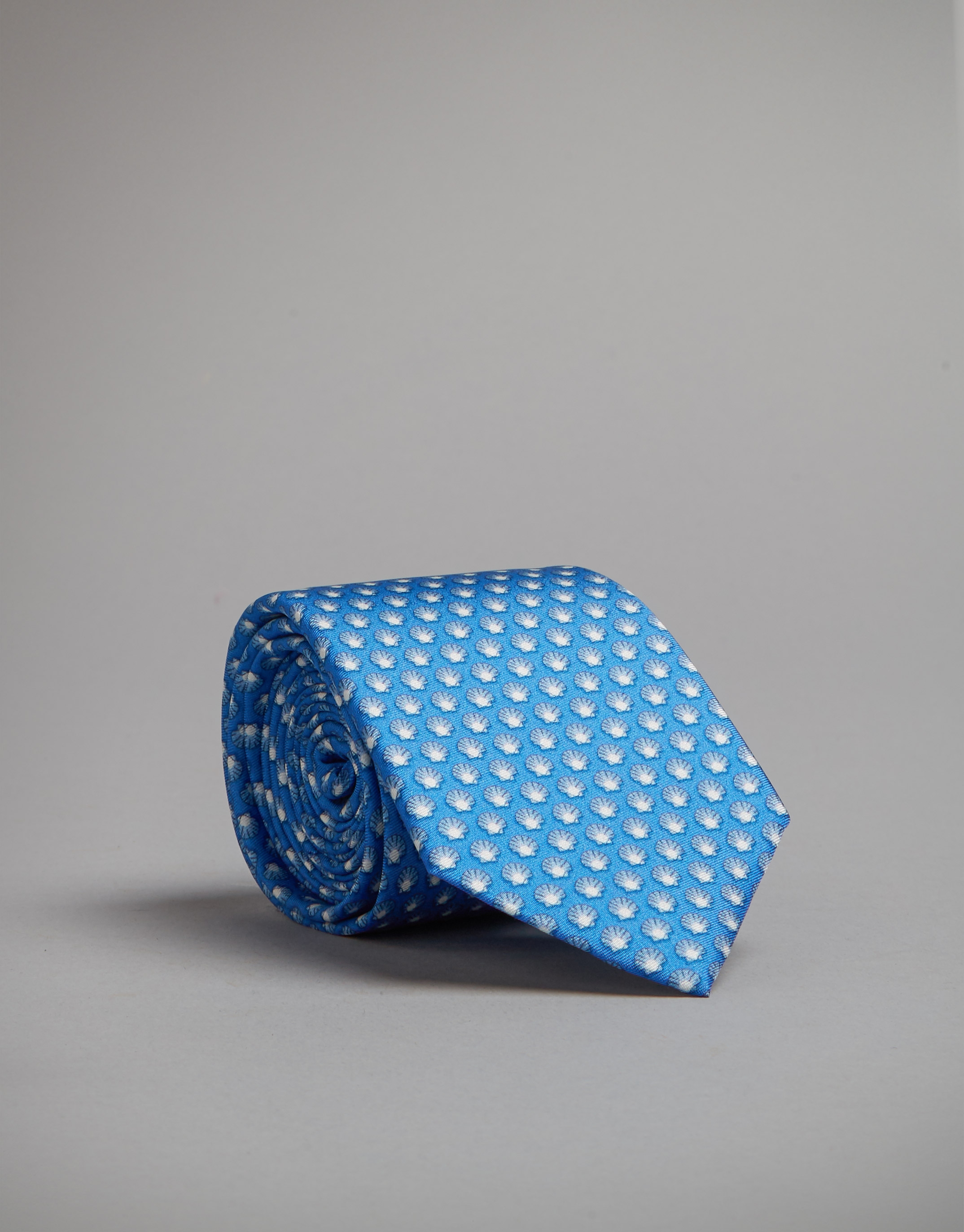 Corbata azul con estampado conchas