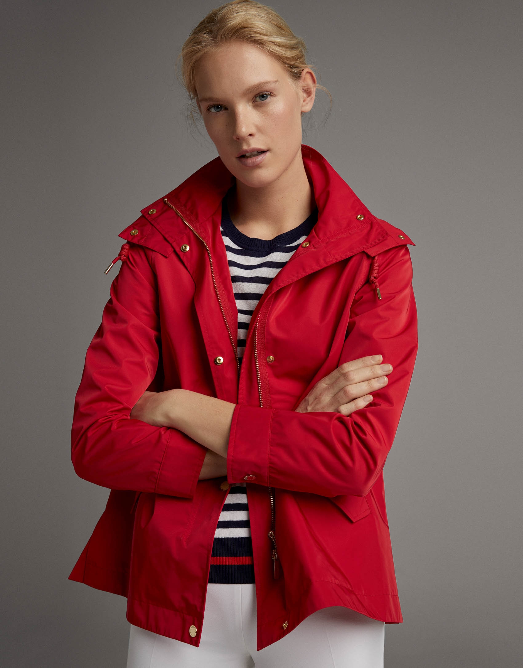 Parka ligera con capucha roja