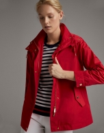 Parka ligera con capucha roja