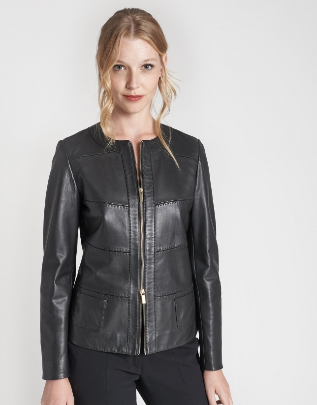 Short black leather jacket with plongé finish | Roberto Verino