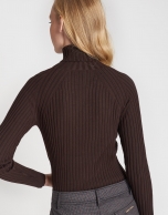 Brown sweater with ribbing