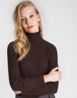 Brown sweater with ribbing