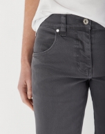 Pantalón jean acampanado gris