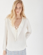 Blusa escote con volante blanca