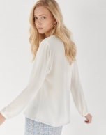 Blusa escote con volante blanca