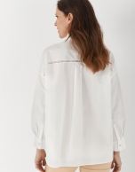 Camisa oversize con encaje blanca