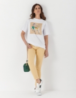 Camiseta blanca ilustración moda dos figurines