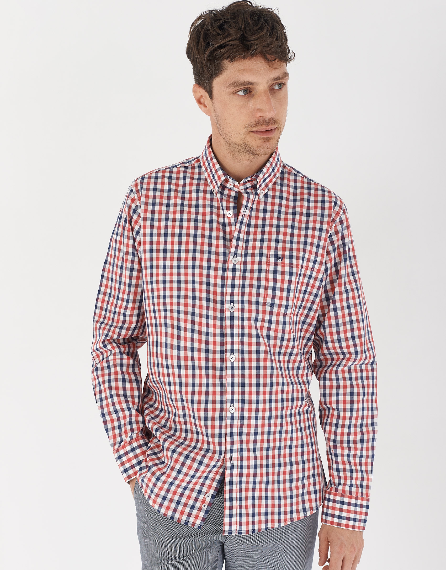 Camisa cuadros roja y blanca hombre sale