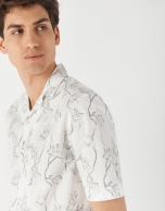 Camisa guayabera blanca estampado tropical gris