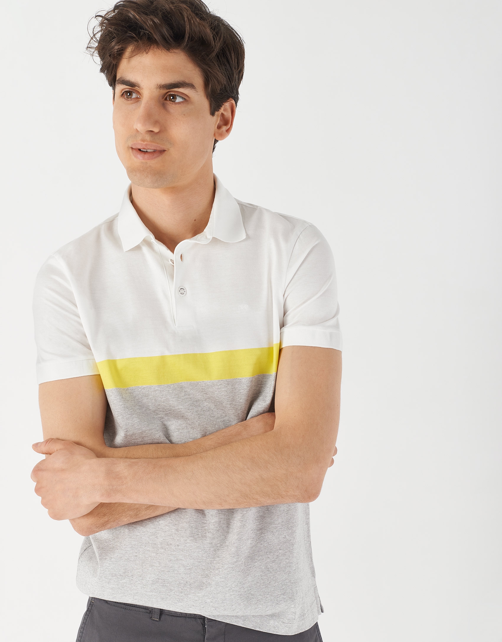 Polo piqué blanco con franja gris/amarillo