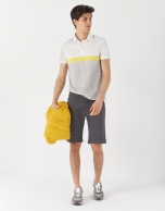 Polo piqué blanco con franja gris/amarillo