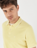 Polo piqué amarillo perfil blanco