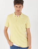 Polo piqué amarillo perfil blanco