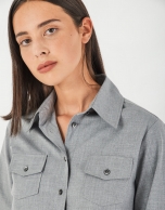 Camisa con bolsillos en pecho gris vigoré