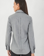 Camisa con bolsillos en pecho gris vigoré