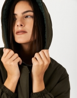 Anorak oversize acolchado verde caqui