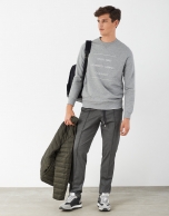 Fine gray sweatshirt with contrasting logo