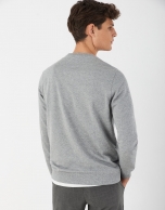 Fine gray sweatshirt with contrasting logo