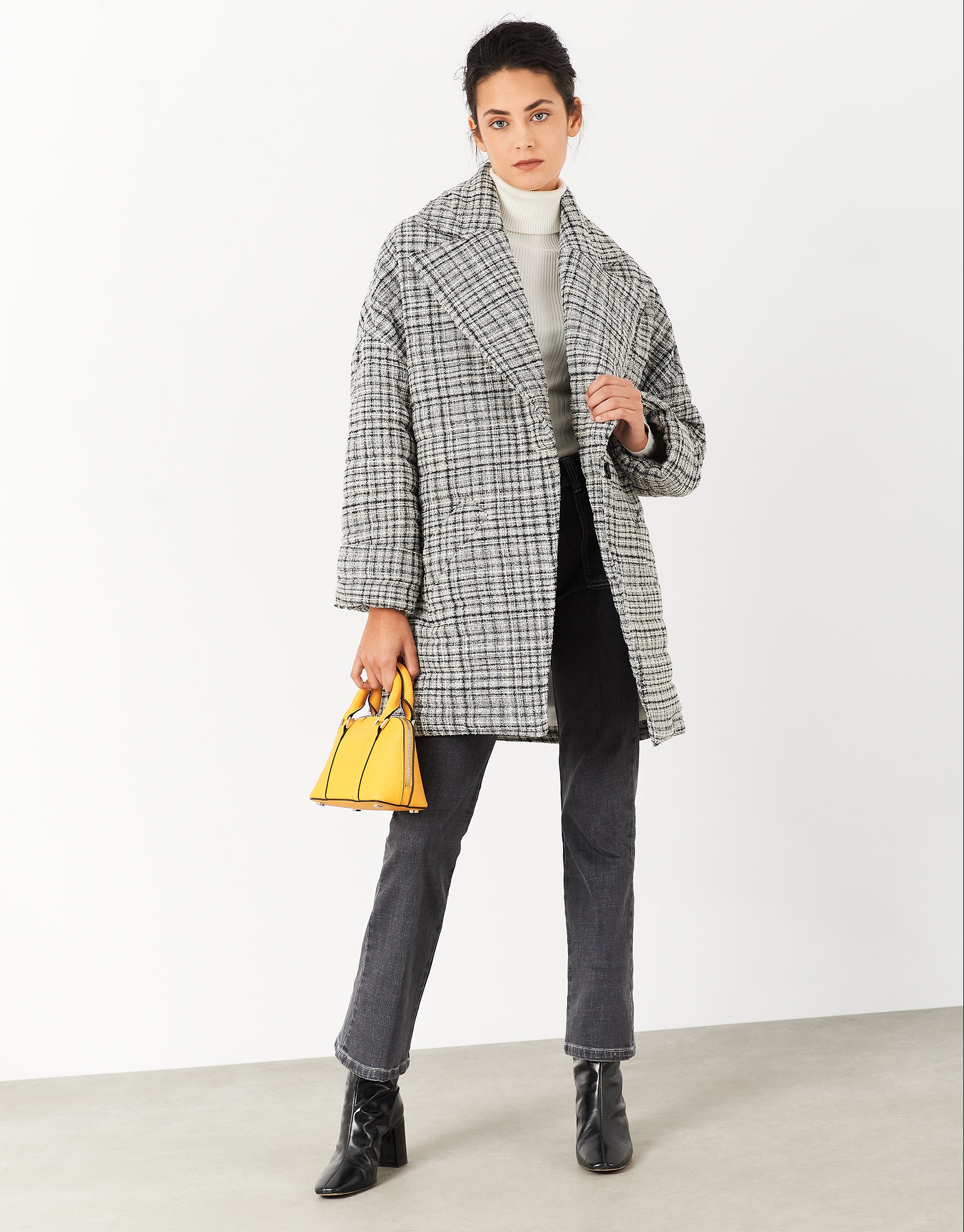 Short oversize coat with black and white checked pattern