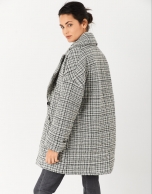 Short oversize coat with black and white checked pattern