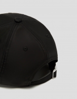 Visera nailon negro con logo en relieve