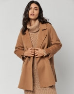 Three-quarter camel cloth jacket