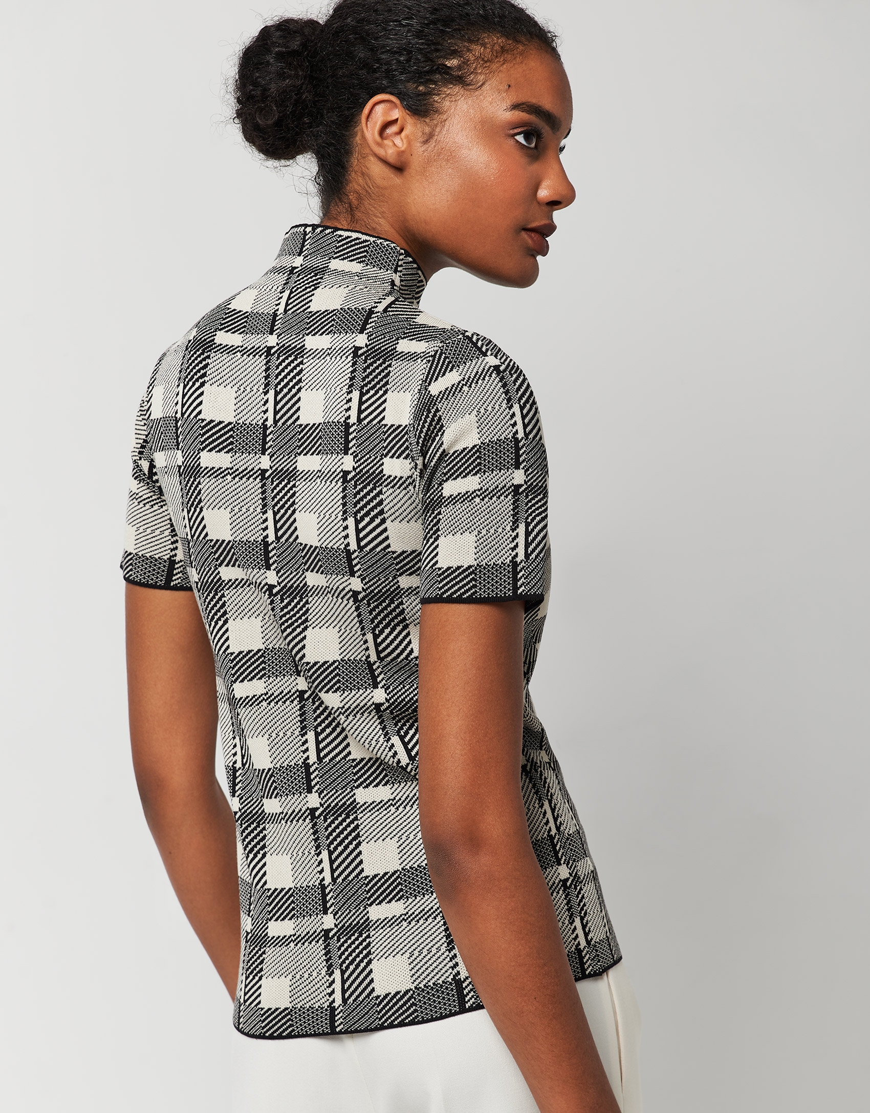 Short-sleeved sweater with stovepipe collar and black checked print