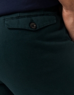 Pantalón chino estructura tintado verde oscuro