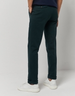 Pantalón chino estructura tintado verde oscuro