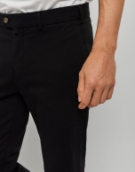 Pantalón chino tintado negro