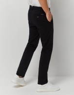 Pantalón chino tintado negro