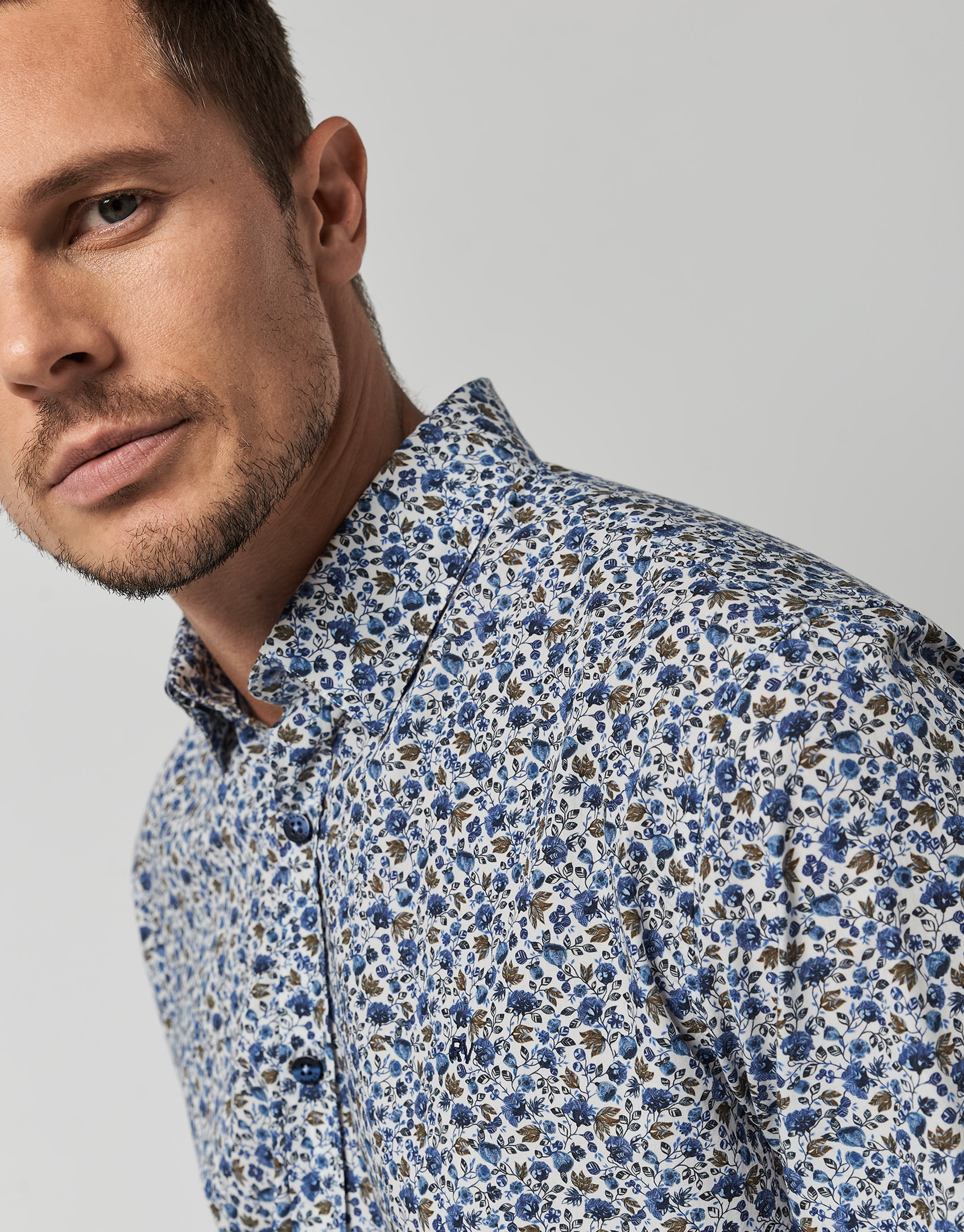 Camisa sport estampado floral azul y tostado