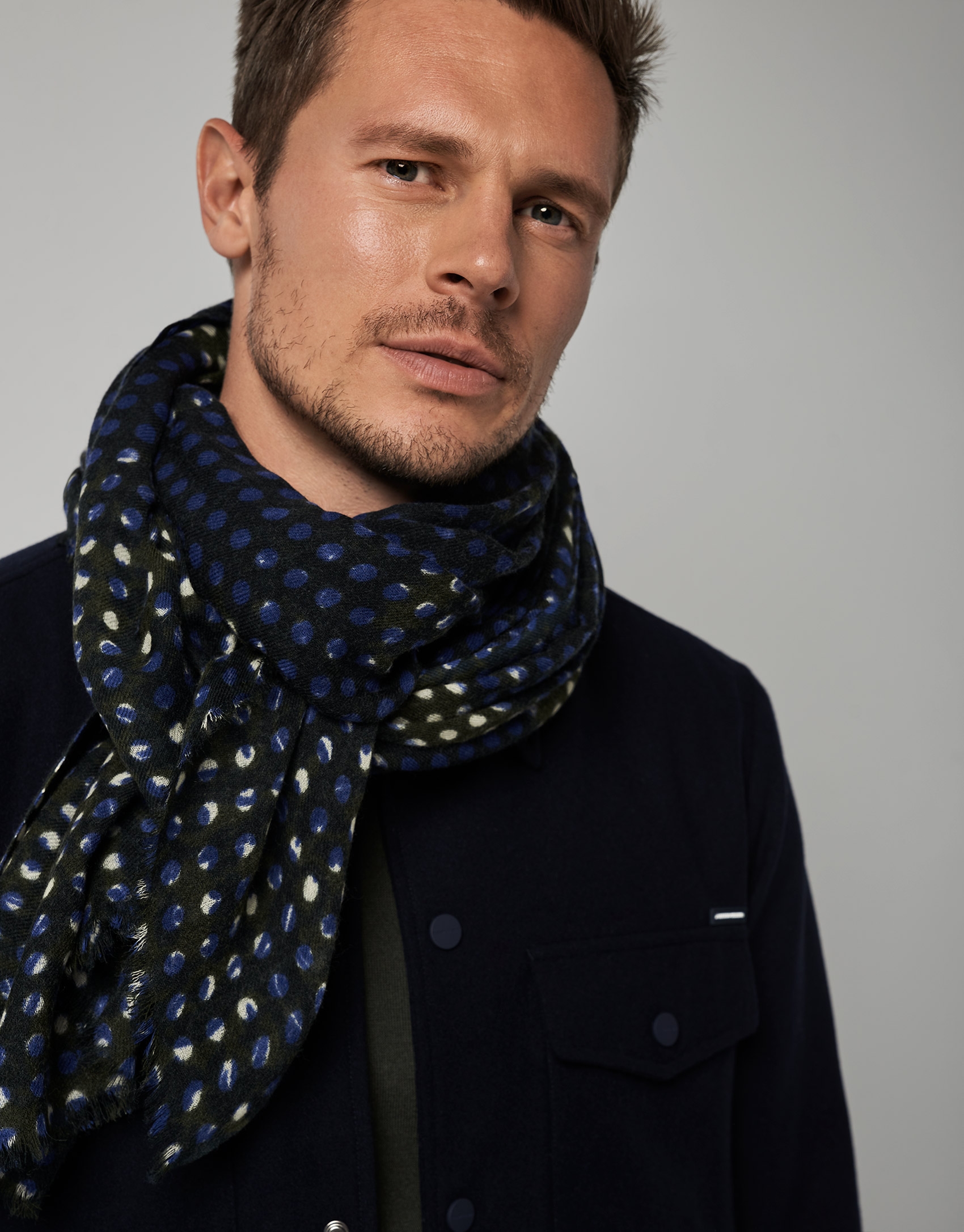 Beige and indigo wool dotted foulard