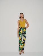 Straight elastic crepe pants with yellow floral print