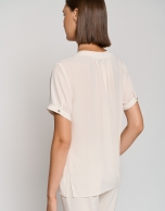 Blusa con lazada en escote en gasa color crudo