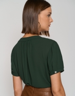 Blusa con lazada en escote en gasa color verde oscuro