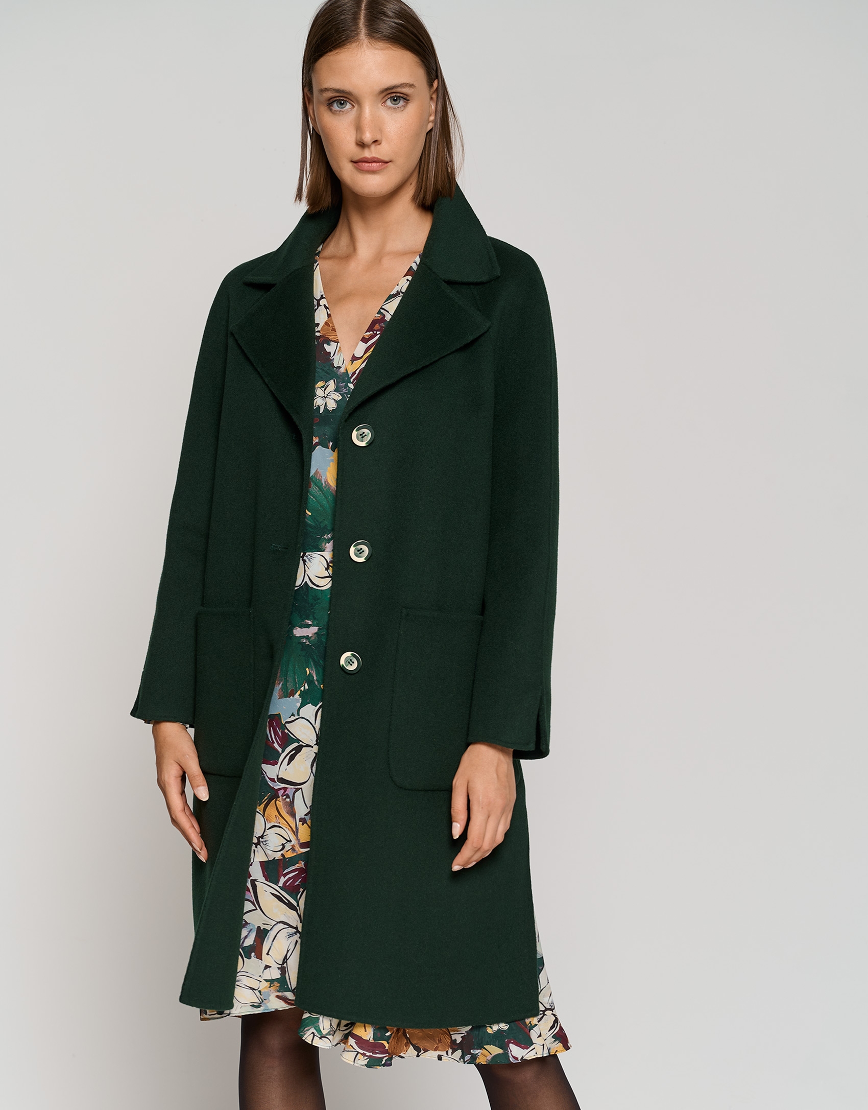 Long green double-faced cloth coat with side slits 