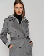 Gabardina larga gris