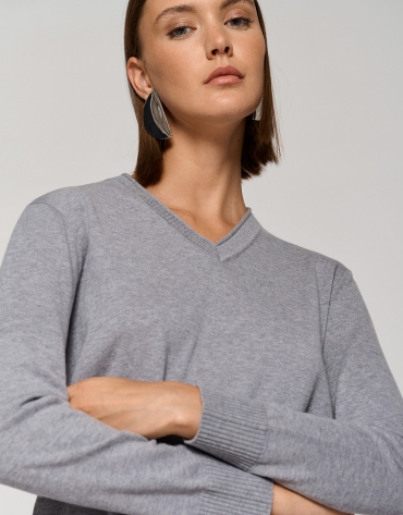 Gray silk and wool sweater with V-neck