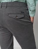 Pantalón chino sarga fina tintada gris oscuro