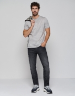 Pantalón denim hombre slim gris oscuro