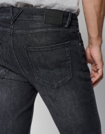 Pantalón denim hombre slim gris oscuro