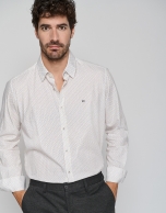 Camisa sport regular blanca estampado gris y amarillo