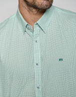 Camisa sport regular blanca estampado verde