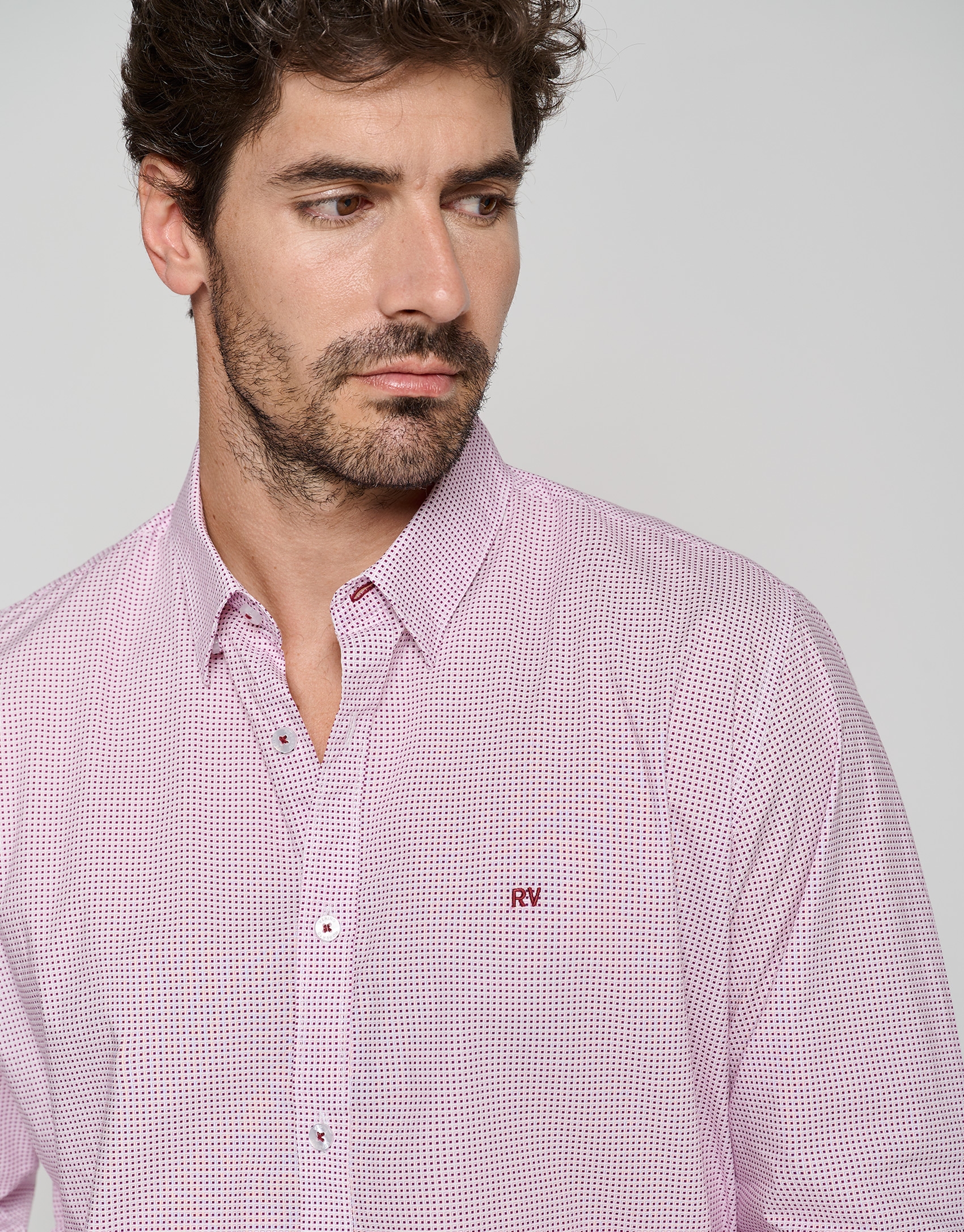 Camisa sport regular blanca estampado ciruela