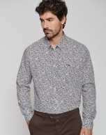 Camisa sport regular estampado flores tonos naranjas