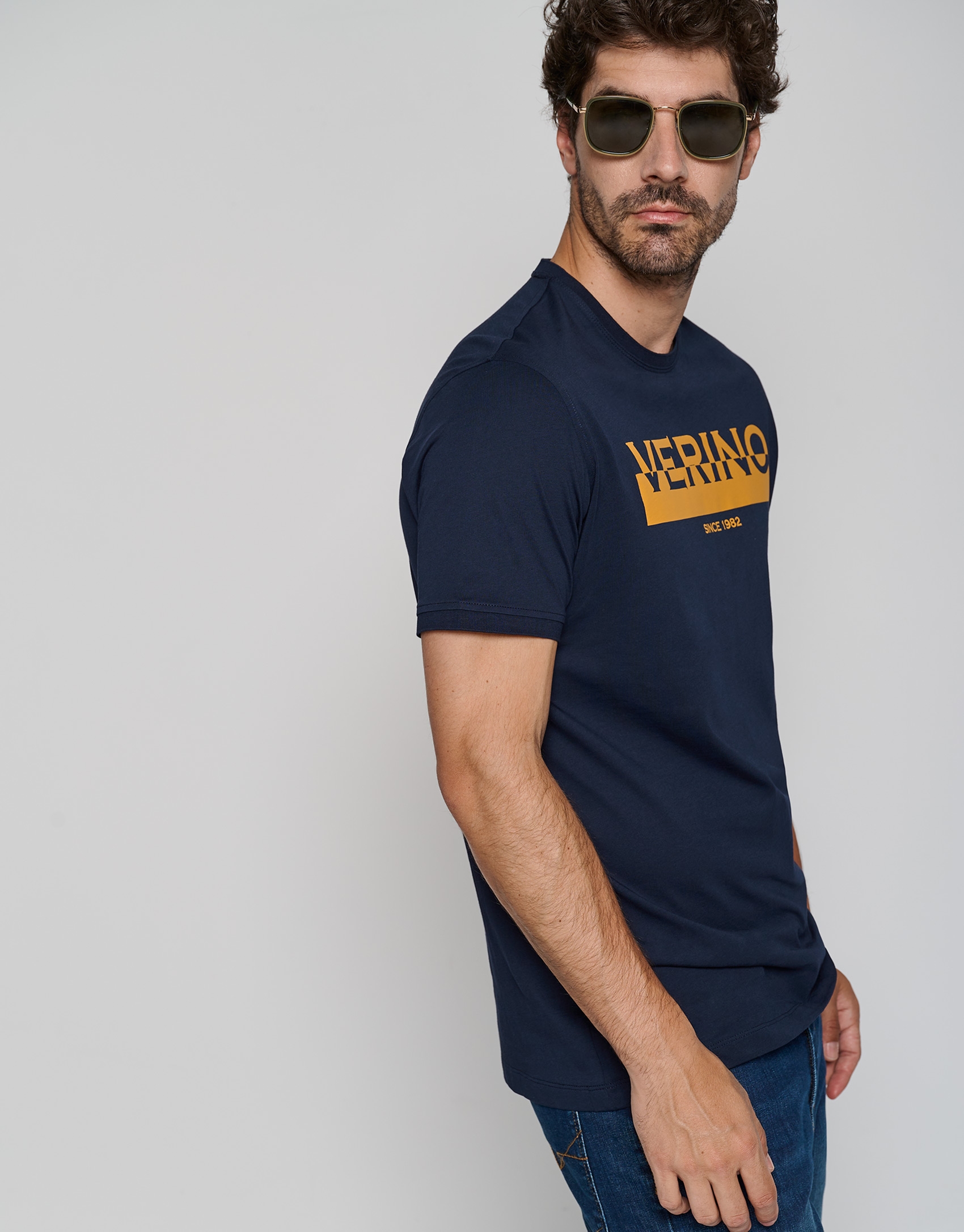 Camiseta marina con logo amarillo oro