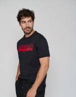 Camiseta negra con logo rojo