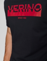 Camiseta negra con logo rojo